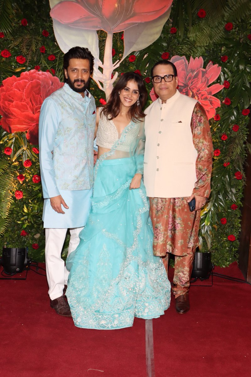 PiictureNKraft's tweet image. Riteish Deshmukh &amp;amp; his wife Genelia Deshmukh, Aditya Roy Kapur &amp;amp; David Dhawan attend the big bash diwali party arrange by Ramesh Taurani's Diwali Bash. 

#kumartaurani #tips #diwalibash 

@kumartaurani 
@RameshTaurani 
@tipsofficial 
@parulchawla9
