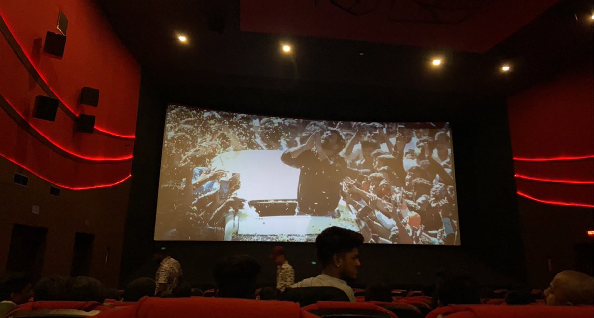 harshithanand17's tweet photo. . #HeadBush takes you to #mpjayaraj era. No doubts with @Dhananjayaka sir’s performance. Apt casting for story! Power-packed talents. Houseful shows all over. 2nd victory for @daali_pictures only backdrop is DI in the movie. Colour & tones could’ve been better. #HeadBushReview https://t.co/EfPLO8ZAKa