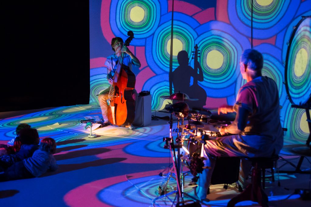 Whoop whoop! Het is herfstvakantie in regio midden en zuid en wij spelen 2 voorstellingen op zondag 30 oktober: Vier! in TivoliVredenburg en Glimp in Stadsschouwburg Nijmegen. Tickets Vier! via bit.ly/Vier_Utrecht en Glimp bit.ly/Glimp_Nijmegen