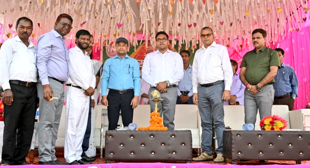 BokaroDc's tweet photo. #SarkarApkeDwar गोमिया प्रखंड के परिहार गुरूडीह/गोमिया पंचायत में आपकी योजना आपकी सरकार आपके द्वार शिविर का शुभारंभ दीप प्रज्ज्वलित कर किया। मौके पर माननीय विधायक गोमिया समेत अन्य जनप्रतिनिधिगण उपस्थित थे। 
@JharkhandCMO 
@prdjharkhand 
@RanchiPIB 
@SarkarApkeDwar https://t.co/aKUvURVgjv