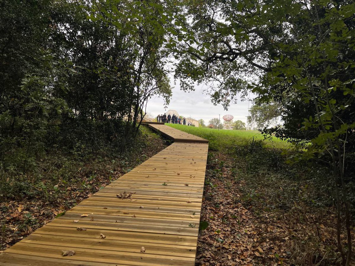 sretailleau's tweet photo. Cet été, les forêts de Gironde furent le visage du changement climatique. 

La recherche permet de lutter contre les îlots de chaleur en ville, l’adaptation à la sécheresse, la résilience face aux incendies.

Grâce à sa forêt expérimentale, l’@univbordeaux y contribue fortement. https://t.co/bgUbpqBaAk