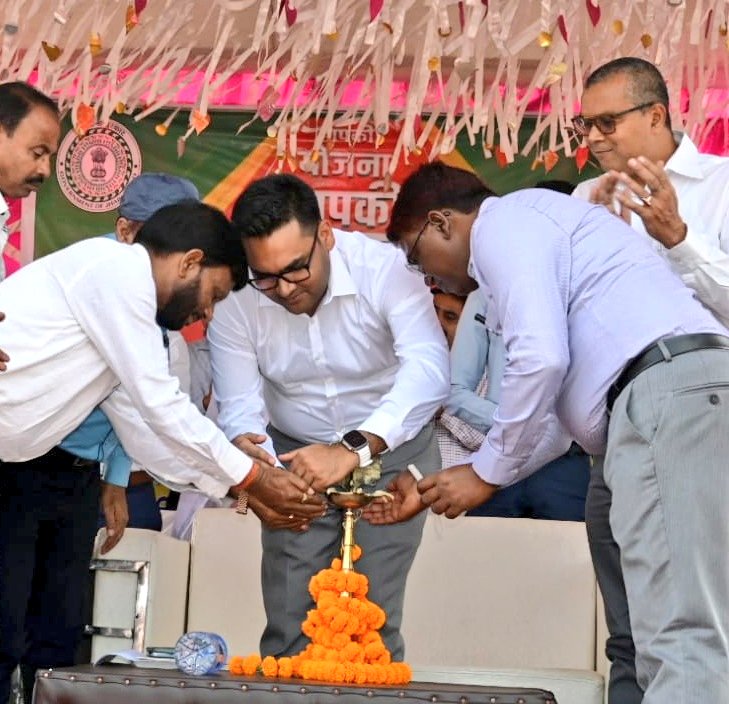BokaroDc's tweet photo. #SarkarApkeDwar गोमिया प्रखंड के परिहार गुरूडीह/गोमिया पंचायत में आपकी योजना आपकी सरकार आपके द्वार शिविर का शुभारंभ दीप प्रज्ज्वलित कर किया। मौके पर माननीय विधायक गोमिया समेत अन्य जनप्रतिनिधिगण उपस्थित थे। 
@JharkhandCMO 
@prdjharkhand 
@RanchiPIB 
@SarkarApkeDwar https://t.co/aKUvURVgjv