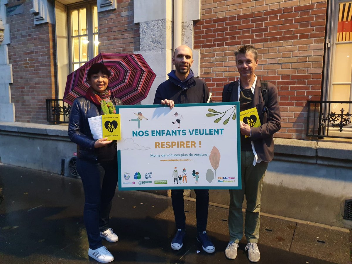 Avec une dizaine de parents d'élèves affiliés ou non à des associations locales, un millier de tracts ont été distribués devant 6 écoles maternelles et élémentaires de Boulogne-Billancourt afin d'expliquer l'intérêt des Rues aux écoles aux parents #StreetsForKids #S4K (2/5)