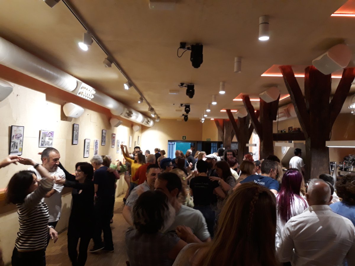 BIRA_Kultura's tweet photo. Asteburu honetan dantzan lehertu arte!!! 💃🕺💥
🕺larunbata #swinga 12:30-15:00 Swing Side Bilbao
💃igandea #saltsa 12:30-15:00
💃igandea #tangoa 18:30-21:30 Garua (igandero) https://t.co/tF06bdvVKb