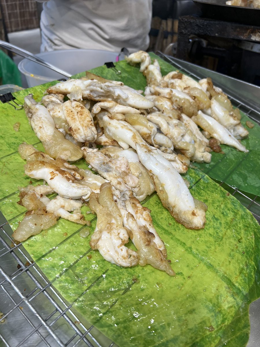 RPROO3's tweet photo. ลูกค้าน่ารักมาก บอกไม่อยากกินเหล้า ให้เราพาไปเดินตลาดนัด ก็ตะลอนกินจนพุงแตกไปเลยซะคิ 🙏🙏🙏 ขอบคุณมากนะคะ       #เอนเตอร์เทรน #ชงเหล้าอุบล #เอนอุบล https://t.co/P52RWBubXM