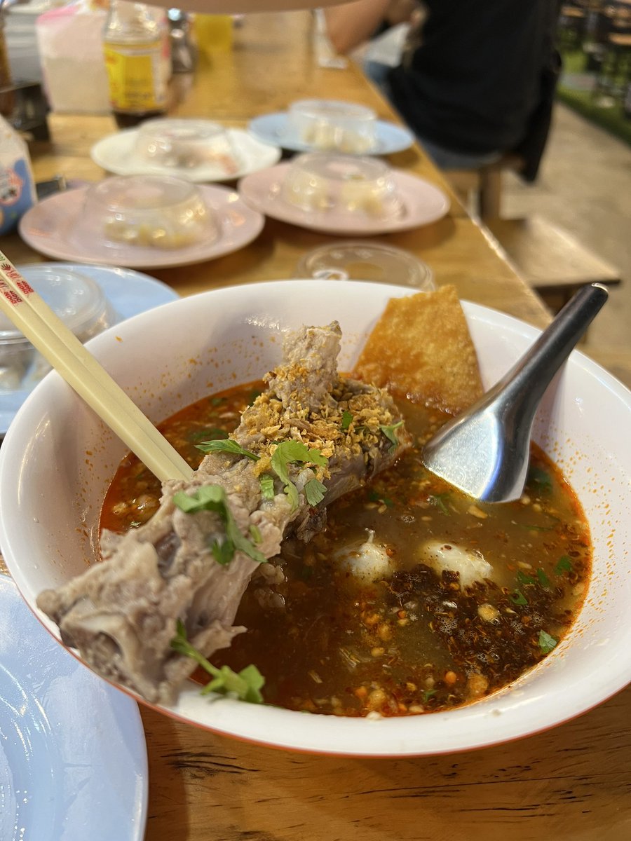 RPROO3's tweet photo. ลูกค้าน่ารักมาก บอกไม่อยากกินเหล้า ให้เราพาไปเดินตลาดนัด ก็ตะลอนกินจนพุงแตกไปเลยซะคิ 🙏🙏🙏 ขอบคุณมากนะคะ       #เอนเตอร์เทรน #ชงเหล้าอุบล #เอนอุบล https://t.co/P52RWBubXM