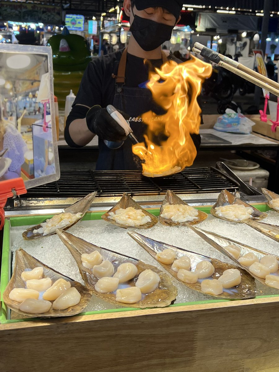 RPROO3's tweet photo. ลูกค้าน่ารักมาก บอกไม่อยากกินเหล้า ให้เราพาไปเดินตลาดนัด ก็ตะลอนกินจนพุงแตกไปเลยซะคิ 🙏🙏🙏 ขอบคุณมากนะคะ       #เอนเตอร์เทรน #ชงเหล้าอุบล #เอนอุบล https://t.co/P52RWBubXM