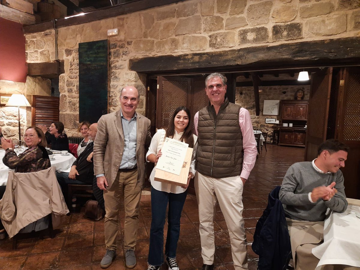 SECHorticolas's tweet image. 👏Anoche durante la cena de gala de las VII Jornadas de #Olivicultura se entregaron los premios a mejor Comunicación Oral y mejor Póster.

➡️Mejor comunicación oral "Variabilidad en la producción de polen en el olivo cultivado"de Mercedes Rojas Gómez