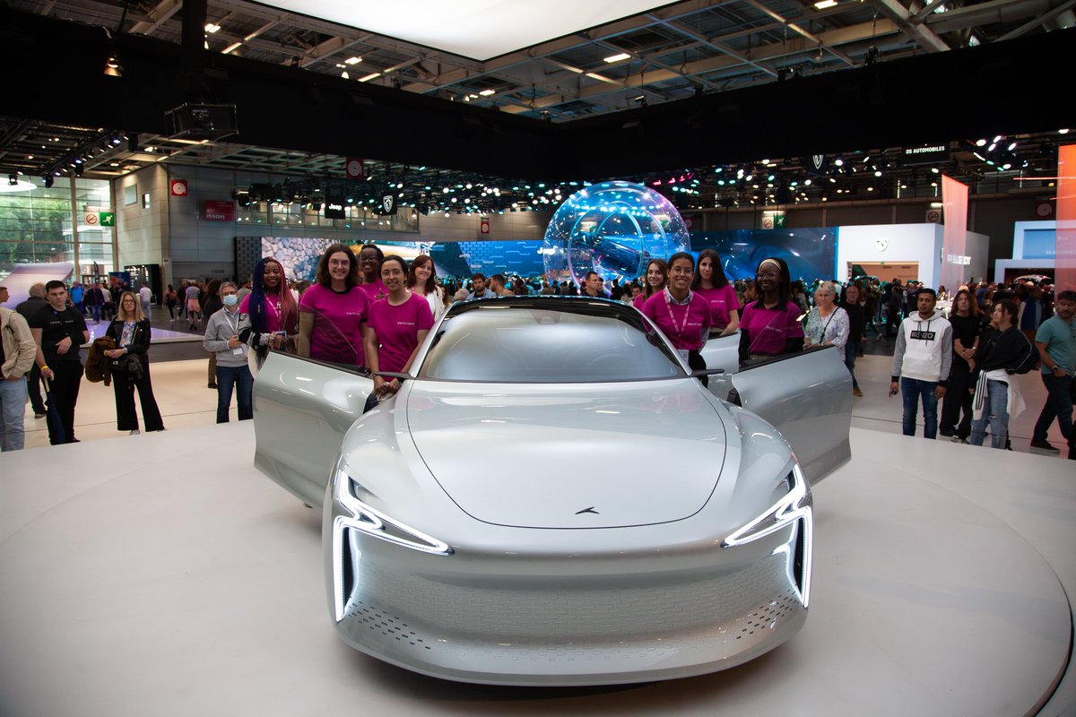 Dans un milieu encore très masculin, pensée toute particulière aux femmes engagées dans l'aventure, qui ont pu faire découvrir l'Hopium Māchina aux membres de l'association <a href="/Ellesbougent/">Elles bougent</a>, étudiantes des filières scientifiques, techniques, technologiques et d'ingénierie.