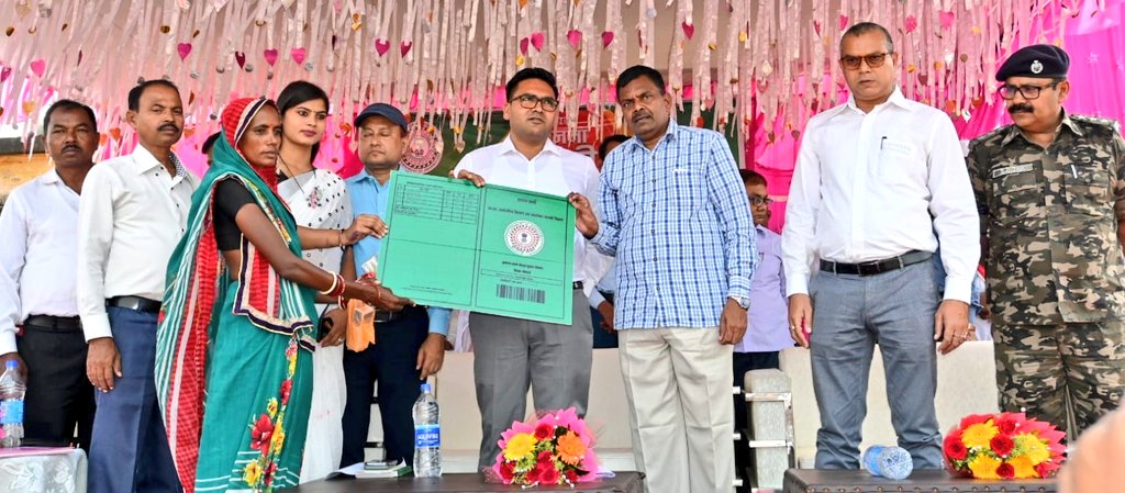 BokaroDc's tweet photo. #SarkarApkeDwar गोमिया प्रखंड के पलिहारी गुरूडीह/गोमिया पंचायत परिसर में अपकी योजना आपकी सरकार आपके द्वार शिविर में ऑन स्पॉट प्राप्त आवेदनों में से स्वीकृत लाभुकों के बीच परिसंपत्ति/स्वीकृत पत्र का वितरण किया। 
@JharkhandCMO
@prdjharkhand 
@RanchiPIB 
@DDNewslive
@SarkarApkeDwar https://t.co/2zdYBP5oH6