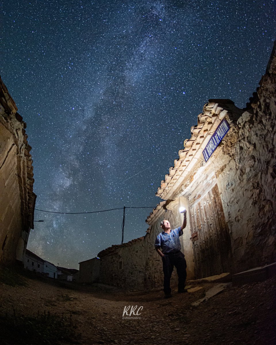 karalom_com's tweet photo. Contemplando las estrellas en #LaRambladeMartín #CuencasMineras #Teruel #Astroturismo #GR262 #PRTE96 https://t.co/epc1DI4GRx