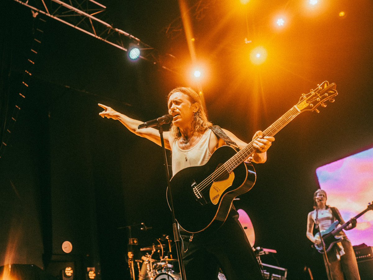 London……you were bloody brilliant!!!!What a night!!!! So great to see you all, thank you for singing your hearts out and dancing with us. Love you so much……. Hope to see you again real soon!!!!! 📡🎵🥳🕺🏾🌈🪐🤎#landofdreams 📸 Oliver Kane