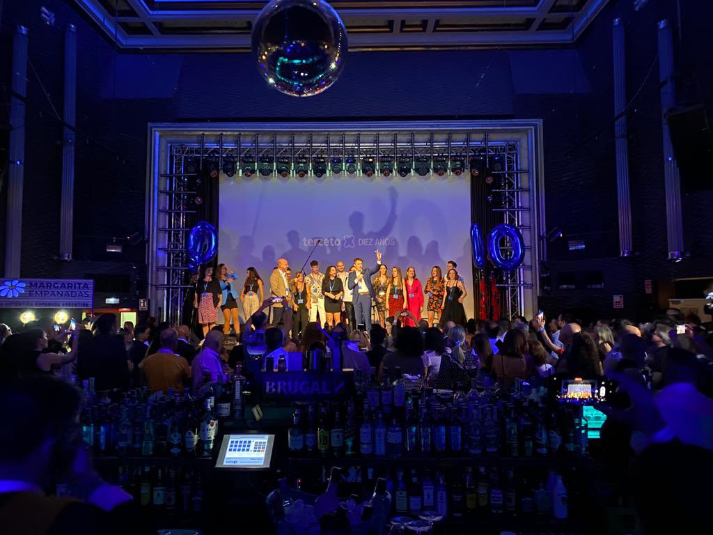 CirculoTG's tweet photo. Ayer nuestro presidente,@marcelovazari y vicepresidente, #JosepRoig asistieron al 10 aniversario de @tercetocomunica
Un evento espectacular rodeados de un equipazo de profesionales. Nuestra más sincera enhorabuena.
#CTG #Terceto #TIC #Granada https://t.co/3RYtz0cTbO