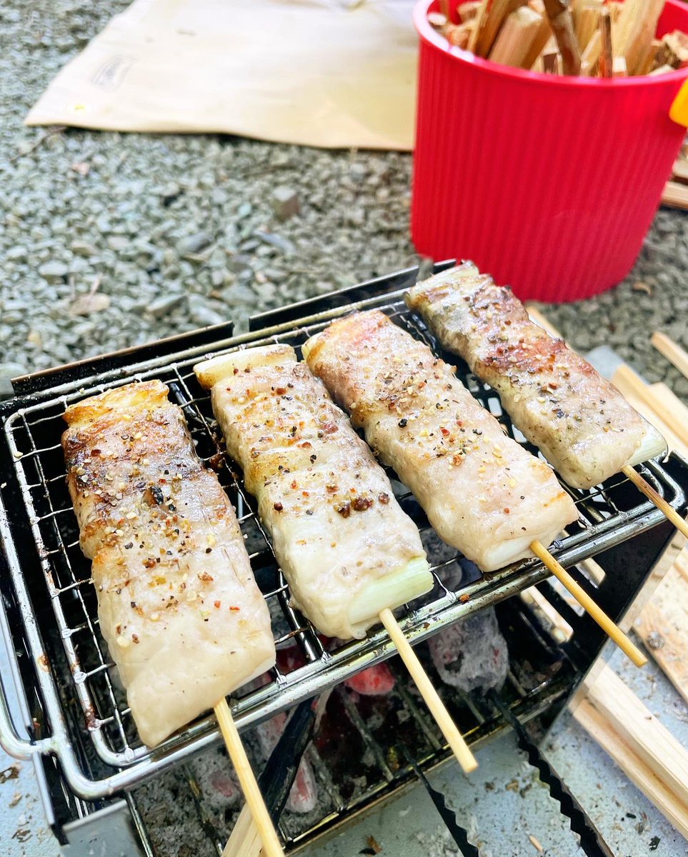 smilecamp6's tweet photo. 先日のデイキャンプ🏕カマドスマートグリルに初火入れ！焚き火と炭火焼きでフル活躍でした😊焼いたのはネギの肉巻き。
#デイキャンプ
#デュオキャンプ
#カマドスマートグリル https://t.co/cAseP01V4l