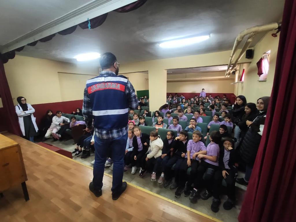 egerciokul's tweet photo. Zonguldak İl Jandarma Komutanlığı Siber Suçlarla Mücadele Şube Müdürlüğü ekipleri, "İnternet ve Teknoloji Bağımlılığı, Güvenli ve Bilinçli İnternet Kullanımı" vb. konularda tüm öğrencilerimize Siber Farkındalık Eğitimi vermişlerdir. @ZonguldakMEM @zuleyhaaldogan @Devrek_mem https://t.co/25Jsixpqxa