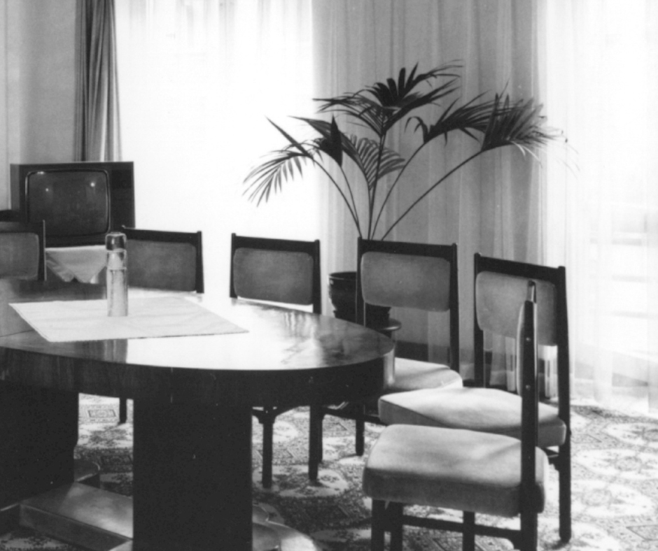 AlmanacXPrague's tweet photo. Nadčasové umění promění obyčejné dny v intimní a nezapomenutelné okamžiky. 🙂 I budovy mají své příběhy. Osudy úzce spjaté s životy lidí, kteří je staví, pečují o ně a samozřejmě obývají.  Na co si vy jako první vzpomínáte v souvislosti s hotelem Alcron? https://t.co/w4Nvyd3WN6