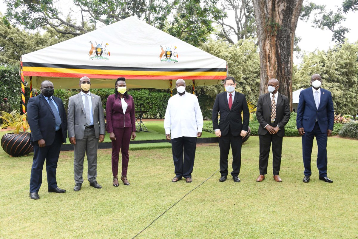 NITAUgandaED's tweet photo. @NITAUganda1 officials together with @HonAniteEvelyn and Mr. Stephen Teang CEO BSmart Tech met @KagutaMuseveni to present a progress report on development of the BPO/ICT Park in Entebbe. The park includes:
• a BPO centre
• an incubator centre
• an exhibition centre, and more.. https://t.co/czmDqwZFeb