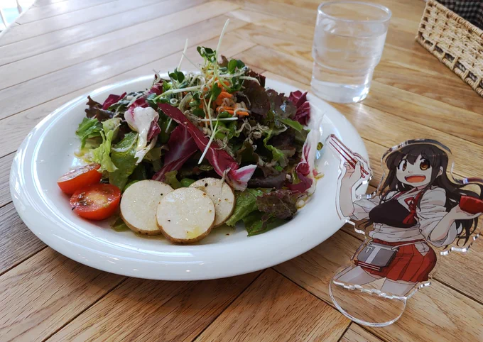 昨日のお昼は「ナリポ」さんで舞茸と生ハムのピッツァ。こんなにきのこが主役のピッツァ見たことない…!香ばしくて歯ごたえ楽しくて、めっちゃ美味しかった。あとサラダが一品料理クラスのボリューム。ほんでお皿の底になにか……お好み焼きだこれ!( 