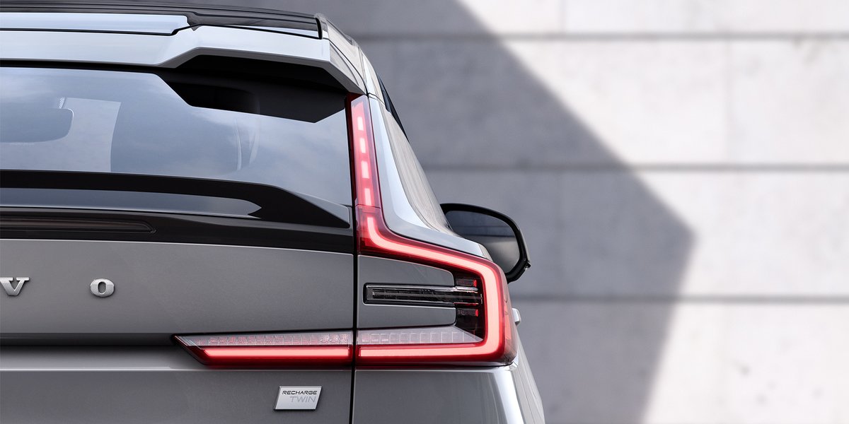 volvocares's tweet photo. Las luces traseras Full LED de diseño vertical del #VolvoC40 #Recharge son toda una seña de identidad de nuestro nuevo crossover 100% eléctrico https://t.co/nMy7fNd9Qo https://t.co/CVbSGun3nI