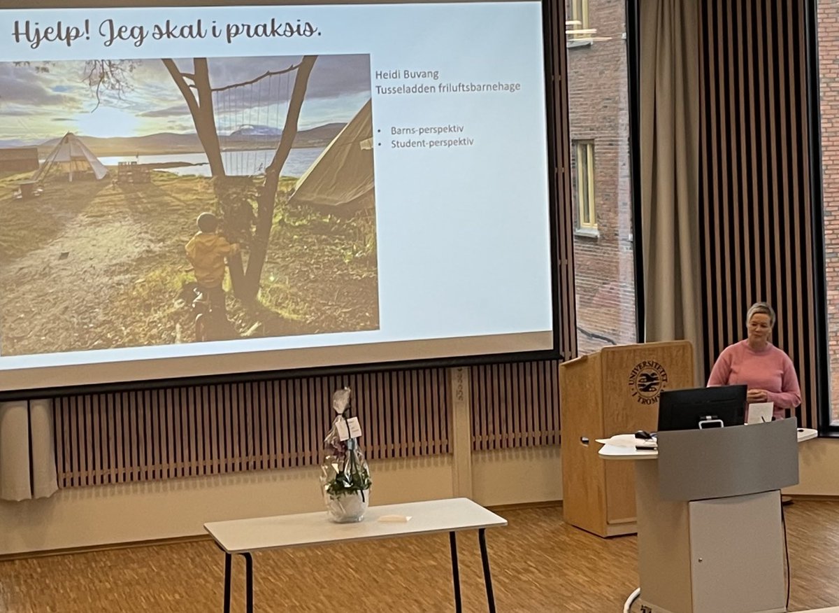 Sereptine's tweet photo. Heidi Buvang fra Tusseladden barnehage om barnehagelærerstudentene fra barns perspektiv #barnehagelærerutdanningUiT50 ⁦@UiTNorgesarktis⁩ https://t.co/hD8oEI1eXn