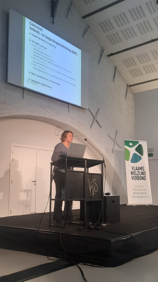 Start van de cursus nieuwe directies van het <a href="/Welzijnsverbond/">Vlaams Welzijnsverbond</a>. Meer dan 100 geïnteresseerde nieuwe directieleden komen luisteren naar onder meer 
<a href="/KarineMoykens/">Karine Moykens</a>, secretaris-generaal van het 
<a href="/DepartementWVG/">DepartementWVG</a>. "Ik ben een civil servant in hart en nieren, maar ik ben ook een CEO.”