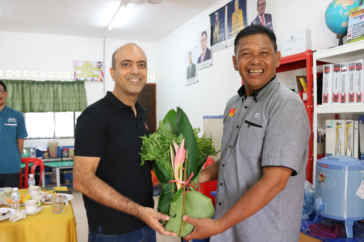 TuneProtect's tweet photo. Yesterday, our TPM CEO & Chief Governance Officer visited Kampung Orang Asli Sri Broga to handover Perlindungan Tenang PA Care insurance certificate to the orang asli ✨
We're glad to working together with JAKOA and also the Tok Batins of Kampung Sri Broga 🙌🏻
#PACare #CSR https://t.co/vpnGoT21I4
