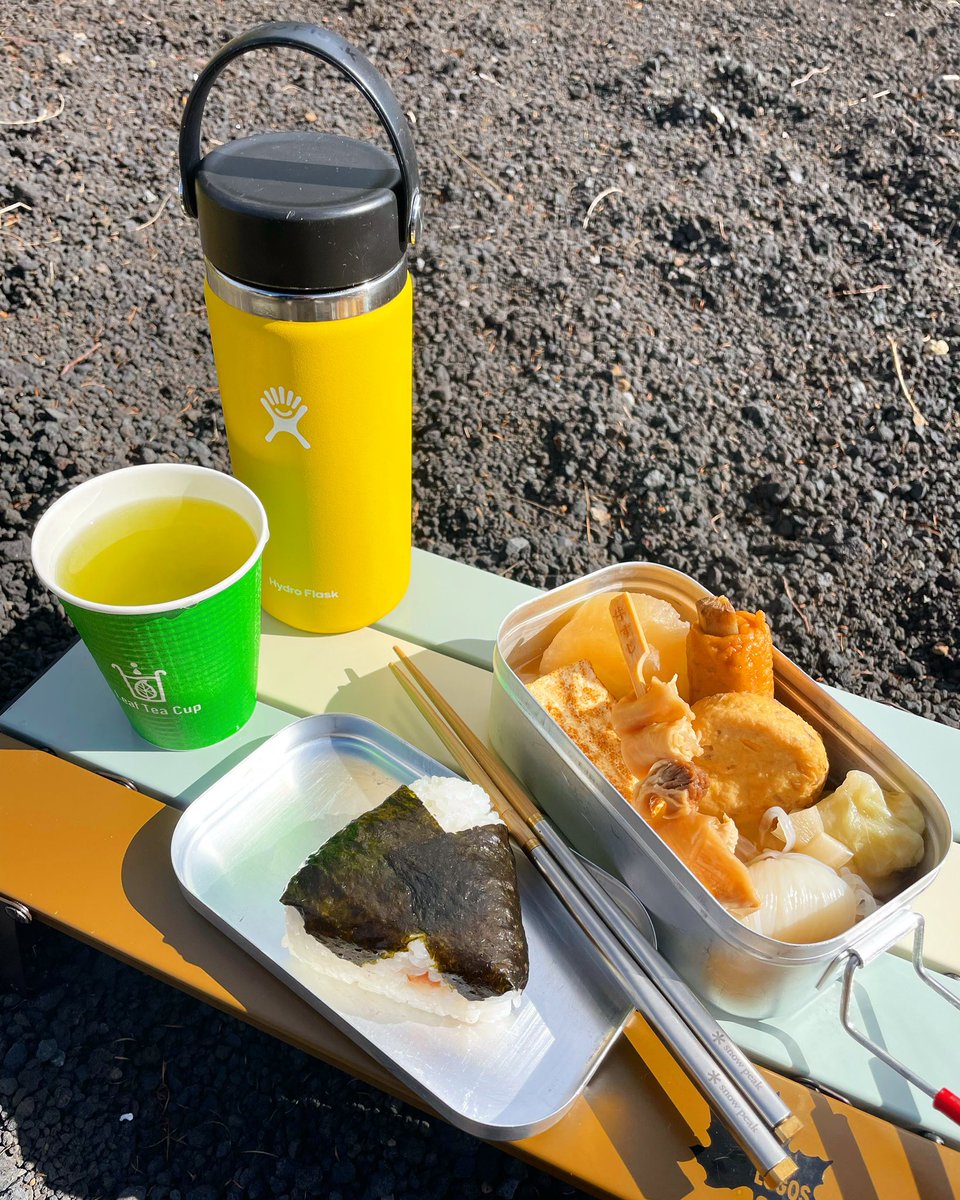 smilecamp6's tweet photo. 本日のチェアリング。
コンビニごはん。
火気厳禁の場所なので、雰囲気だけ楽しむ。
移しただけごはん。
#チェアリング
#ローソン
#おでん
#LeafTeaCup
#富士山 https://t.co/davxOlaq26