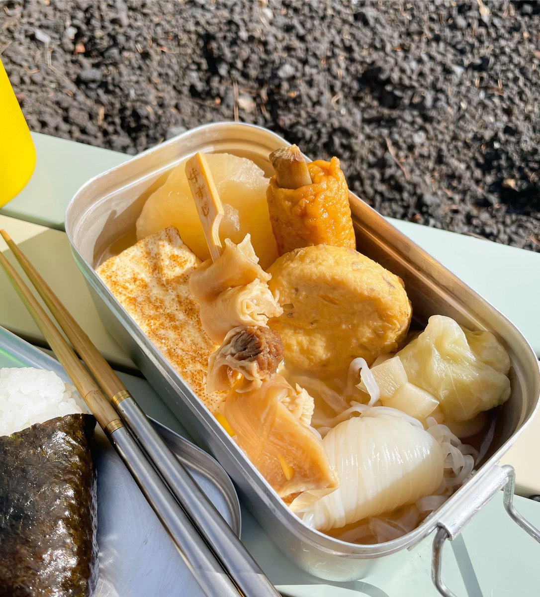 smilecamp6's tweet photo. 本日のチェアリング。
コンビニごはん。
火気厳禁の場所なので、雰囲気だけ楽しむ。
移しただけごはん。
#チェアリング
#ローソン
#おでん
#LeafTeaCup
#富士山 https://t.co/davxOlaq26
