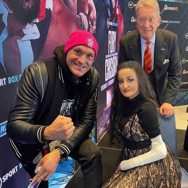 boxingontnt's tweet photo. All class from @Tyson_Fury 🫡

He gave away the £10k given to him by Frank Warren to @myraaliedit who was representing @CharityDEBRA. 

Brilliant 👏 https://t.co/4ecznZlhyR