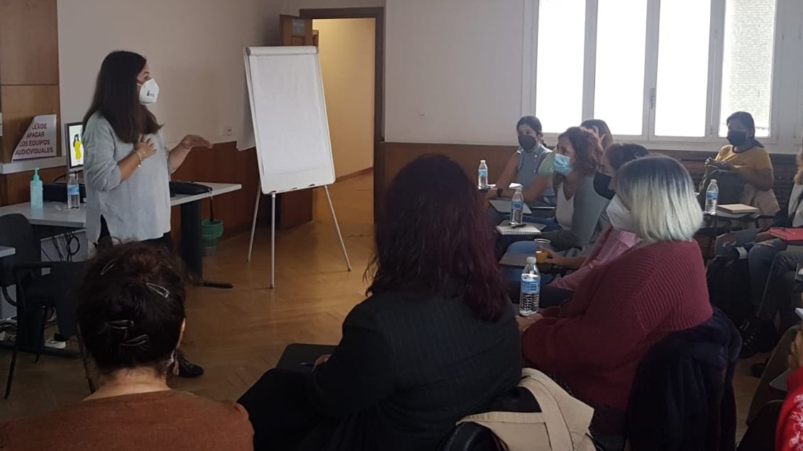 FUNDADEPS's tweet photo. Comenzamos el primer taller presencial del #programaMIAS (Mujeres Informadoras como Agentes de #Salud).

Por delante, una jornada de #formación de la mano de la psicóloga Marta Ampuero con quien trabajaremos el autoconocimiento a través de ejercicios de crecimiento personal. https://t.co/7Hg3Bbn71m