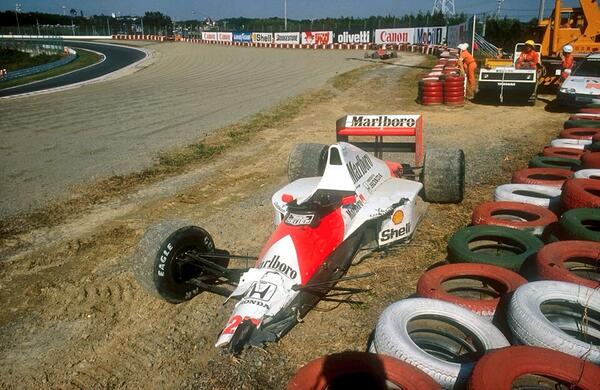 Cladounnet's tweet photo. Je n'ose imaginer si un Grand Prix tel que celui du Japon, ce 21 octobre en 1990, où Senna met délibérément Prost dehors pour remporter le titre s'était déroulé de nos jours, avec les réseaux sociaux, etc... 😁

#F1 #Formula1 #OnThisDay https://t.co/F3Hoxstdfk