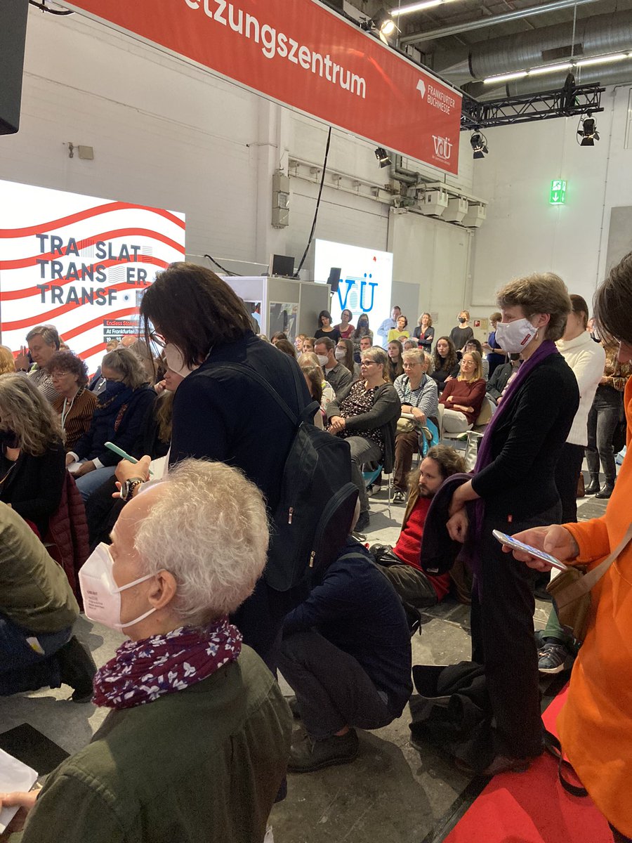 geraldinegw's tweet photo. Excelente discusión en la @Book_Fair: 
„¿Quién hace un libro?“ en pro de la visibilidad de traductorxs y correctores en los libros. 

Podiumsdiskussion 
»Wer macht ein Buch?« von @buecherfrauen war ein großer Erfolg.

#nameyourtranslator #nombratutraductorx https://t.co/FYM20DxJAe
