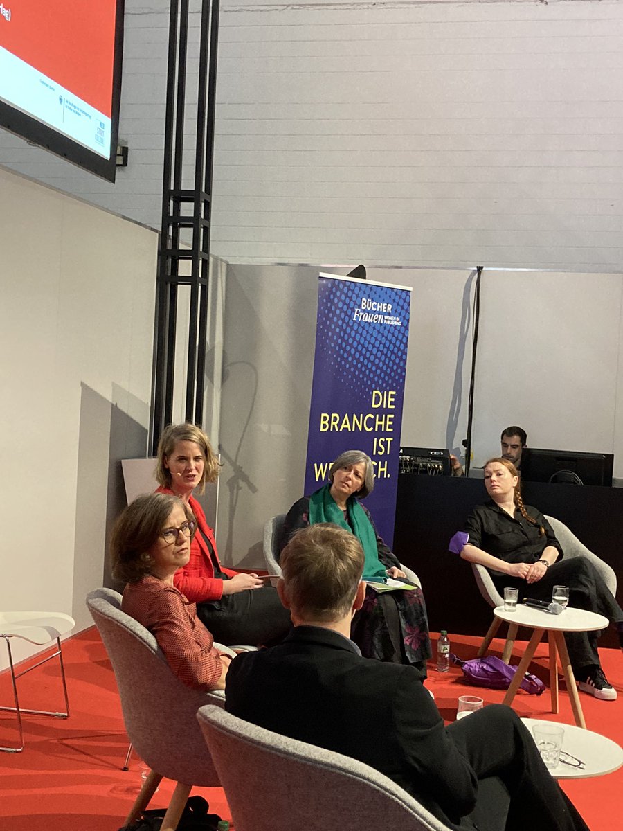 geraldinegw's tweet photo. Excelente discusión en la @Book_Fair: 
„¿Quién hace un libro?“ en pro de la visibilidad de traductorxs y correctores en los libros. 

Podiumsdiskussion 
»Wer macht ein Buch?« von @buecherfrauen war ein großer Erfolg.

#nameyourtranslator #nombratutraductorx https://t.co/FYM20DxJAe