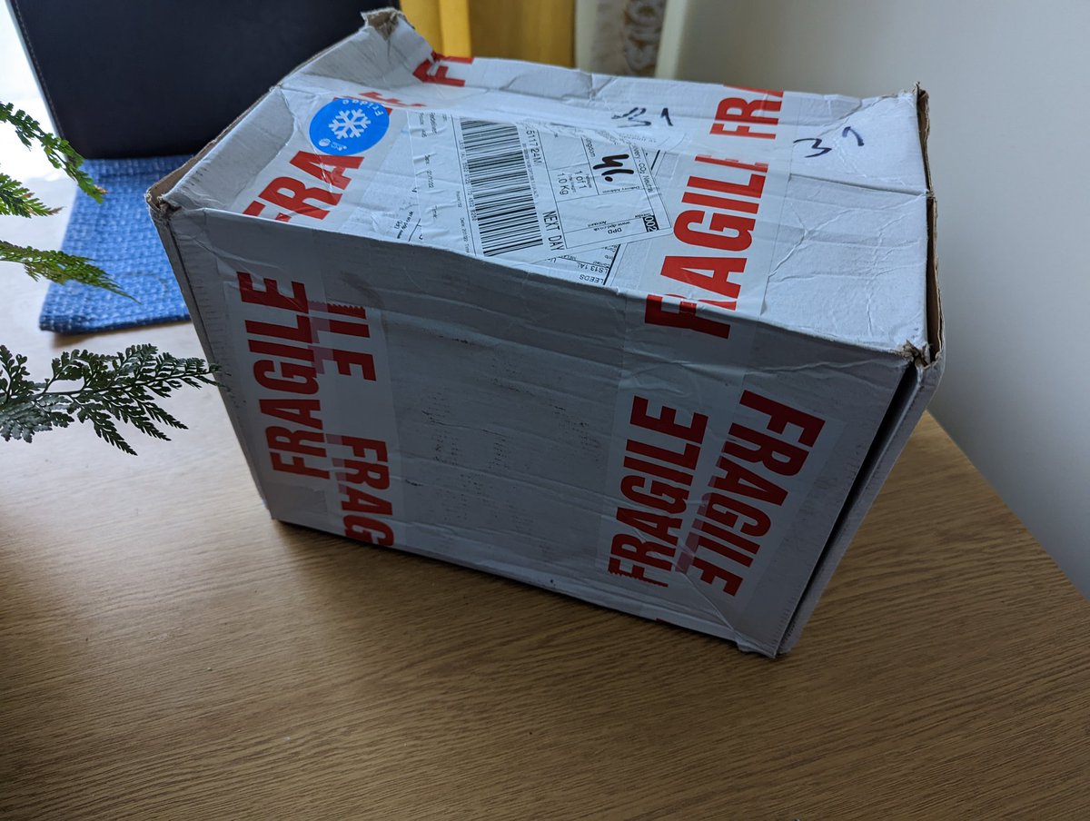 Brear35's tweet photo. @DPDUK3 it has fragile taped all over it. Never had anything delivered that looks so battered. Also looks like someone had a look inside to see if it's work stealing! I will be contacting the seller and recommend not using you again. 3 attempts to get it delivered https://t.co/t8ExZHpTcN