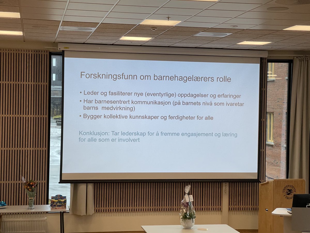 Sereptine's tweet photo. ⁦@VeronicaBergan⁩ om forskningsfunn om barnehagelæreren og #bærekraft ⁦@UiTNorgesarktis⁩ #BARNkunneforsker #barnehage #barnehagelæreutdanningUiT50 https://t.co/9fNZ8Szpoy