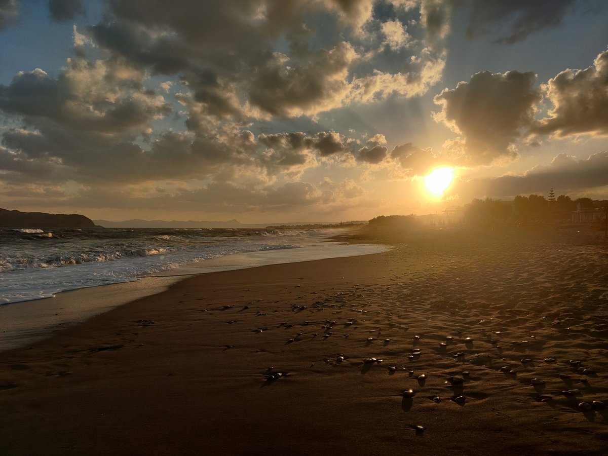 Watson_N_E's tweet image. Leaving Crete just as the weather is improving after a stormy week on the island! Some reflections on an interesting week of discussions about #P2PEnergy at the @snippet_project Summer School 1/7 🧵