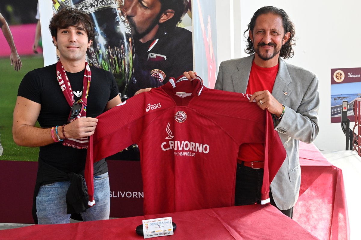 uslivorno1915's tweet photo. 🔟 Quella maglia lì... 😍

Il collezionista Garzelli è riuscito a recuperare la maglia indossata da Protti a Treviso, il 28 aprile 2002, una delle partite più importanti della nostra storia

👉 La maglia verrà esposta a bordo campo in occasione di Us Livorno-Grosseto di domenica https://t.co/udLbpxfTnY