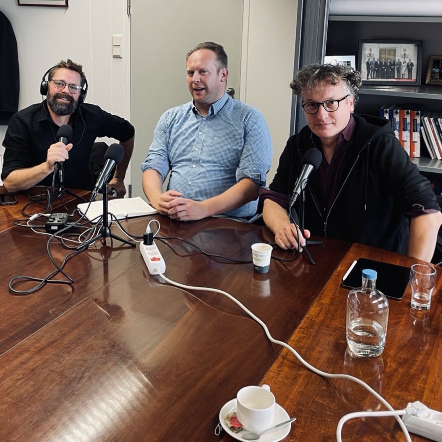 Aflevering 24 van <a href="/De__Binnenkamer/">Podcast De Binnenkamer</a> nu online

Niet de keukentafel, maar de werkkamer van <a href="/PieterHeerma/">Pieter Heerma</a>. Hij heeft er een goed verhaal bij waarom we de uitzondering maken. 

Trailer: open.spotify.com/episode/34k2of…

Voor het hele gesprek, downloadt de Podimo-app: share.podimo.com/episode/015daf…