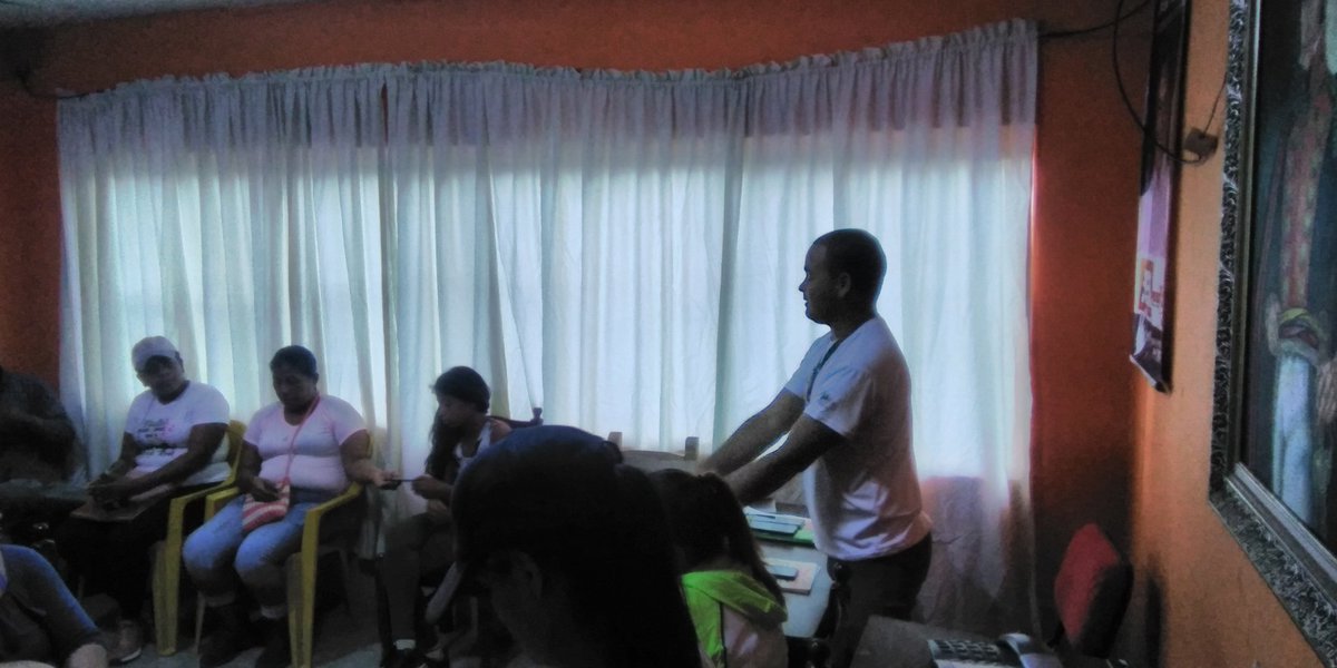 updiflorida12's tweet photo. Misión Ribas Guárico Municipio Chaguaramas presente en la orientación de los representantes del ministerio de poder popular para la agricultura dónde dieron su exposición sobre mi clap productivo con la presencia de Óscar Martin y Carmen Martin encargada de la fundación CIARA https://t.co/5kHlGnGZ6W