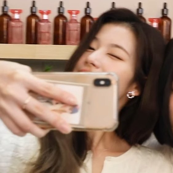 minameekies's tweet photo. OKAY WHO'S IN HER PHONE https://t.co/MJAGqcfW91