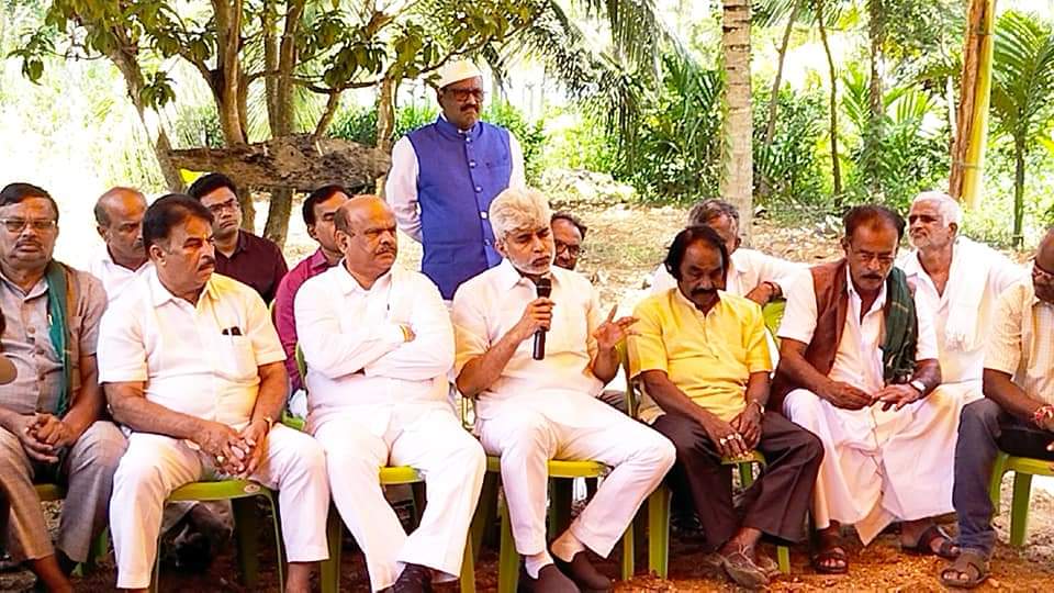HalappaMurali's tweet photo. #ತುಮಕೂರು ಜಿಲ್ಲೆಯ ಎಲ್ಲಾ ತಾಲ್ಲೂಕುಗಳ ರೈತರೊಂದಿಗೆ ಸಂವಾದ ಜಾನುವಾರುಗಳಲ್ಲಿ ವ್ಯಾಪಕವಾಗಿ ಹರಡುತ್ತಿರುವ ಚರ್ಮಗಂಟು ರೋಗ, ಕುರಿಗಳಲ್ಲಿ ನೀಲಿ ನಾಲಿಗೆ ರೋಗ ಮತ್ತು ಅಡಿಕೆ - ತೆಂಗು - ಬಾಳೆ ಬೆಳೆಗಾರರರ ಸಮಸ್ಯೆಗಳ ಕುರಿತು ಚರ್ಚಿಸಲಾಯಿತು...

#tumkur #Chikkanayakanahalli #Gubbi #Sira #former #formerlife #Congress https://t.co/BOwow1lVcu