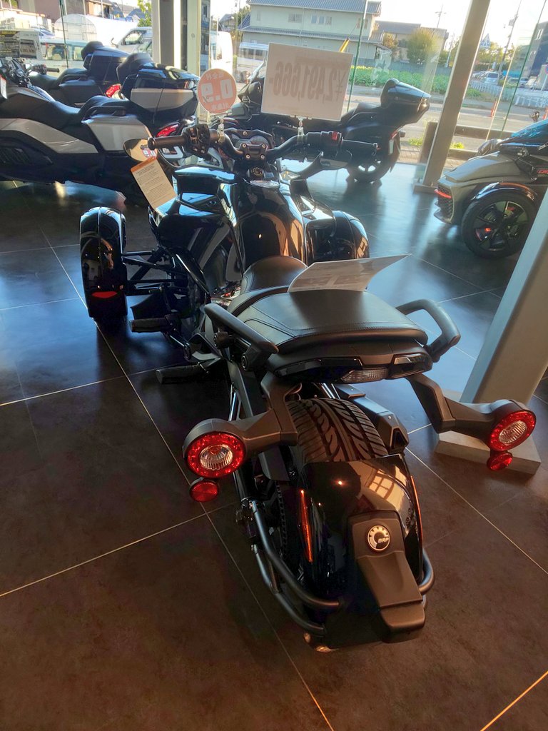 KAMPFER0810's tweet photo. 本日、用事の帰りに
YouTubeの #NOBLESSE チャンネル
にも、よく出てるバイクショップ
サッシュさんに寄ってきました🎵
明らかな冷やかし客なのに、丁寧に対応して頂き、色々お話も聞かせて頂きました😁👍
有難うございました🙇
#カンナムスパイダー #SASHU
#トライク https://t.co/IEUA8eZRHK