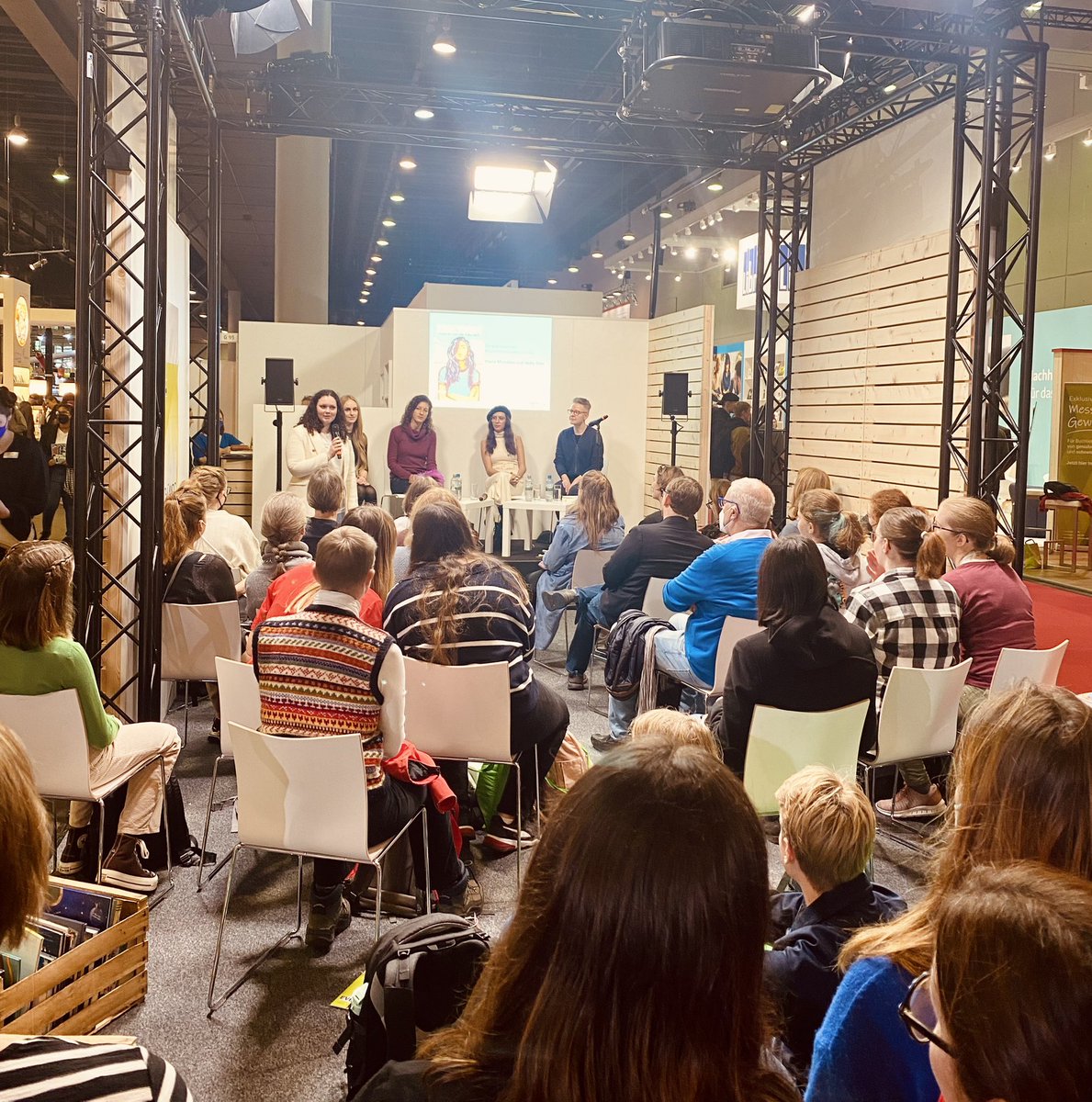 Heute Abend wird der Deutsche Jugendliteraturpreis verliehen. Wir drücken unseren Autorinnen Abby Sher und Paola Mendoza die Daumen, die mit ihrem Buch "Sanctuary " nominiert sind. Gerade könnt ihr sie im Gespräch auf unserer Eventbühne erleben. carlsen.de/softcover/sanc…