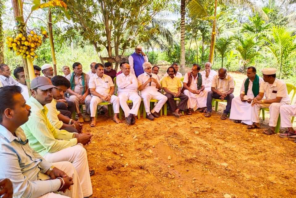 HalappaMurali's tweet photo. #ತುಮಕೂರು ಜಿಲ್ಲೆಯ ಎಲ್ಲಾ ತಾಲ್ಲೂಕುಗಳ ರೈತರೊಂದಿಗೆ ಸಂವಾದ ಜಾನುವಾರುಗಳಲ್ಲಿ ವ್ಯಾಪಕವಾಗಿ ಹರಡುತ್ತಿರುವ ಚರ್ಮಗಂಟು ರೋಗ, ಕುರಿಗಳಲ್ಲಿ ನೀಲಿ ನಾಲಿಗೆ ರೋಗ ಮತ್ತು ಅಡಿಕೆ - ತೆಂಗು - ಬಾಳೆ ಬೆಳೆಗಾರರರ ಸಮಸ್ಯೆಗಳ ಕುರಿತು ಚರ್ಚಿಸಲಾಯಿತು...

#tumkur #Chikkanayakanahalli #Gubbi #Sira #former #formerlife #Congress https://t.co/BOwow1lVcu
