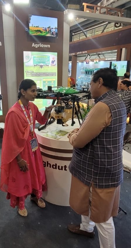 agriownfarmtech's tweet photo. ગુજરાત રાજ્યના શ્રમ કૌશલ્ય વિકાસ અને રોજગાર મંત્રી શ્રી બ્રિજેશભાઈ મેરઝા સાહેબે આજે #ડિફેન્સ2022 એક્સપોમાં #AgriOwn કંપનીના કો-ફાઉન્ડર અને વુમન એન્ટરપ્રેન્યુઅર રીનાબેન ચૌધરી સાથે મુલાકાત લીધી અને એગ્રીઓન કંપનીની એગ્રીકલ્ચર ડ્રોન સર્વિસીસ અને ટેકનોલોજી વિશે વિસ્તૃતમાં ચર્ચા કરી. https://t.co/2KmJkgmdON