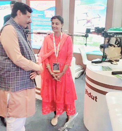 agriownfarmtech's tweet photo. ગુજરાત રાજ્યના શ્રમ કૌશલ્ય વિકાસ અને રોજગાર મંત્રી શ્રી બ્રિજેશભાઈ મેરઝા સાહેબે આજે #ડિફેન્સ2022 એક્સપોમાં #AgriOwn કંપનીના કો-ફાઉન્ડર અને વુમન એન્ટરપ્રેન્યુઅર રીનાબેન ચૌધરી સાથે મુલાકાત લીધી અને એગ્રીઓન કંપનીની એગ્રીકલ્ચર ડ્રોન સર્વિસીસ અને ટેકનોલોજી વિશે વિસ્તૃતમાં ચર્ચા કરી. https://t.co/2KmJkgmdON