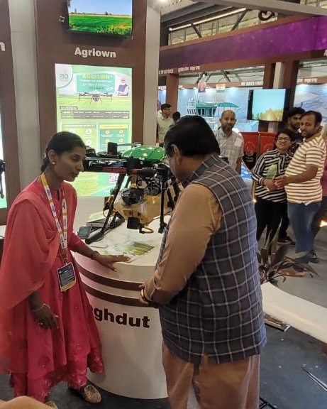 agriownfarmtech's tweet photo. ગુજરાત રાજ્યના શ્રમ કૌશલ્ય વિકાસ અને રોજગાર મંત્રી શ્રી બ્રિજેશભાઈ મેરઝા સાહેબે આજે #ડિફેન્સ2022 એક્સપોમાં #AgriOwn કંપનીના કો-ફાઉન્ડર અને વુમન એન્ટરપ્રેન્યુઅર રીનાબેન ચૌધરી સાથે મુલાકાત લીધી અને એગ્રીઓન કંપનીની એગ્રીકલ્ચર ડ્રોન સર્વિસીસ અને ટેકનોલોજી વિશે વિસ્તૃતમાં ચર્ચા કરી. https://t.co/2KmJkgmdON