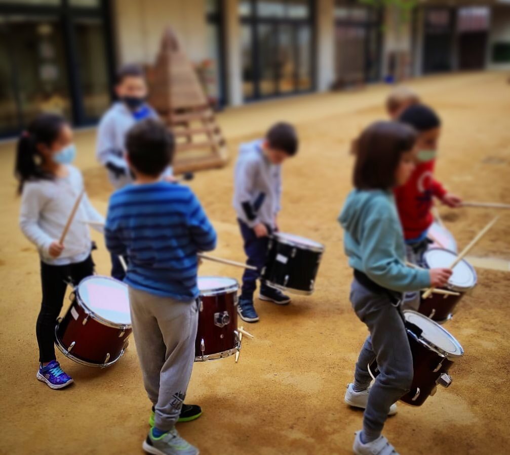 SolRePercussio's tweet photo. Les #extraescolars de #percussió i #batucada ja comencen a donar fruits!! Els #infants aprenen els primers #ritmes i #cançons.
.
T’hi animes?
.
.
.
.
.
#SolRe #musica #escola #escolar #school #drums #percussion #samba #art #childhood #child https://t.co/MctC5tRHPw https://t.co/En2D526gVb