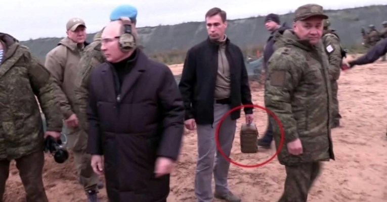 ZT31408704's tweet photo. #Putin mit #Atomkoffer gefilmt?
lt. Sky News: nukleare Aktentasche, die Teil d. automat. Kommando- und Kontrollsysteme der rus. strateg. Nuklearstreitkräfte (Kasbek) sei. Es wird angenommen, dass es in Russland drei solcher Aktentaschen gibt, und eine ist immer beim Präsidenten https://t.co/yy1ZfPYkCc
