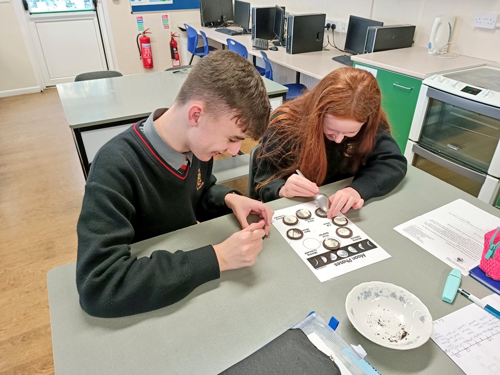 LearningLucanCC's tweet photo. 3rd Year science students have been busy learning about the phases of the moon #activelearningLCC https://t.co/dabEW3VmI9